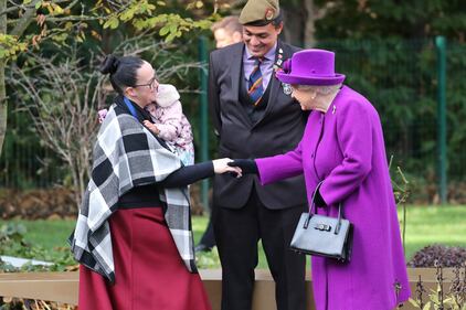La Regina Elisabetta in viola per la Royal British Legion Industries 1