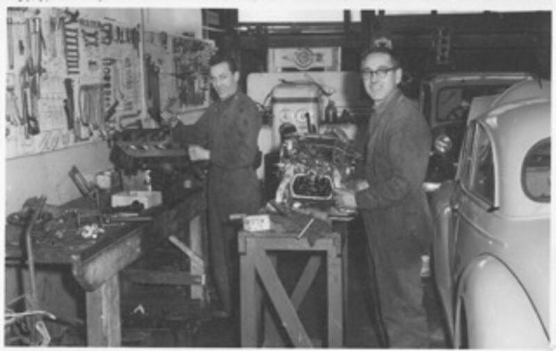 Mattossovich nell’officina di Melbourne in cui lavorava come meccanico