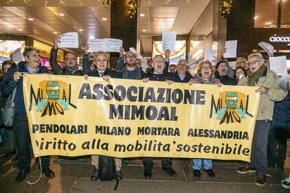 Milano, arriva la protesta dei pendolari: "#Adesso basta disservizi, cancellazioni e poca sicurezza" 2