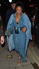 Rihanna, scollatura mozzafiato 5