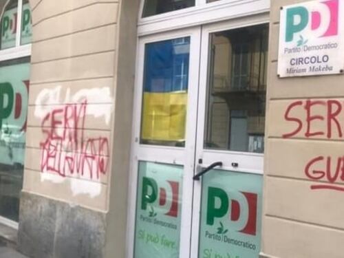 Bandiere a fuoco, vernice rossa e insulti: Pd e Nato contestati a Torino