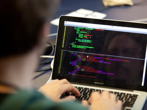 Individuato l'hacker della piattaforma Rousseau: è un 22enne veneto