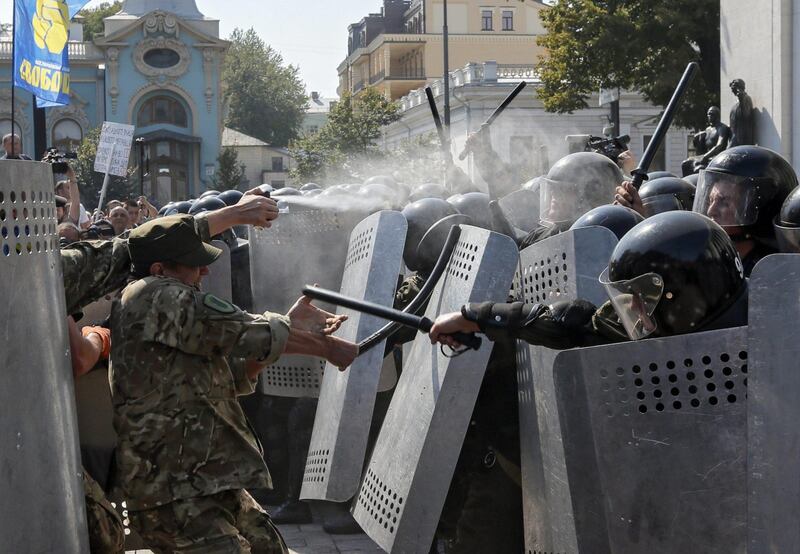 Gli scontri davanti al Parlamento di Kiev 8