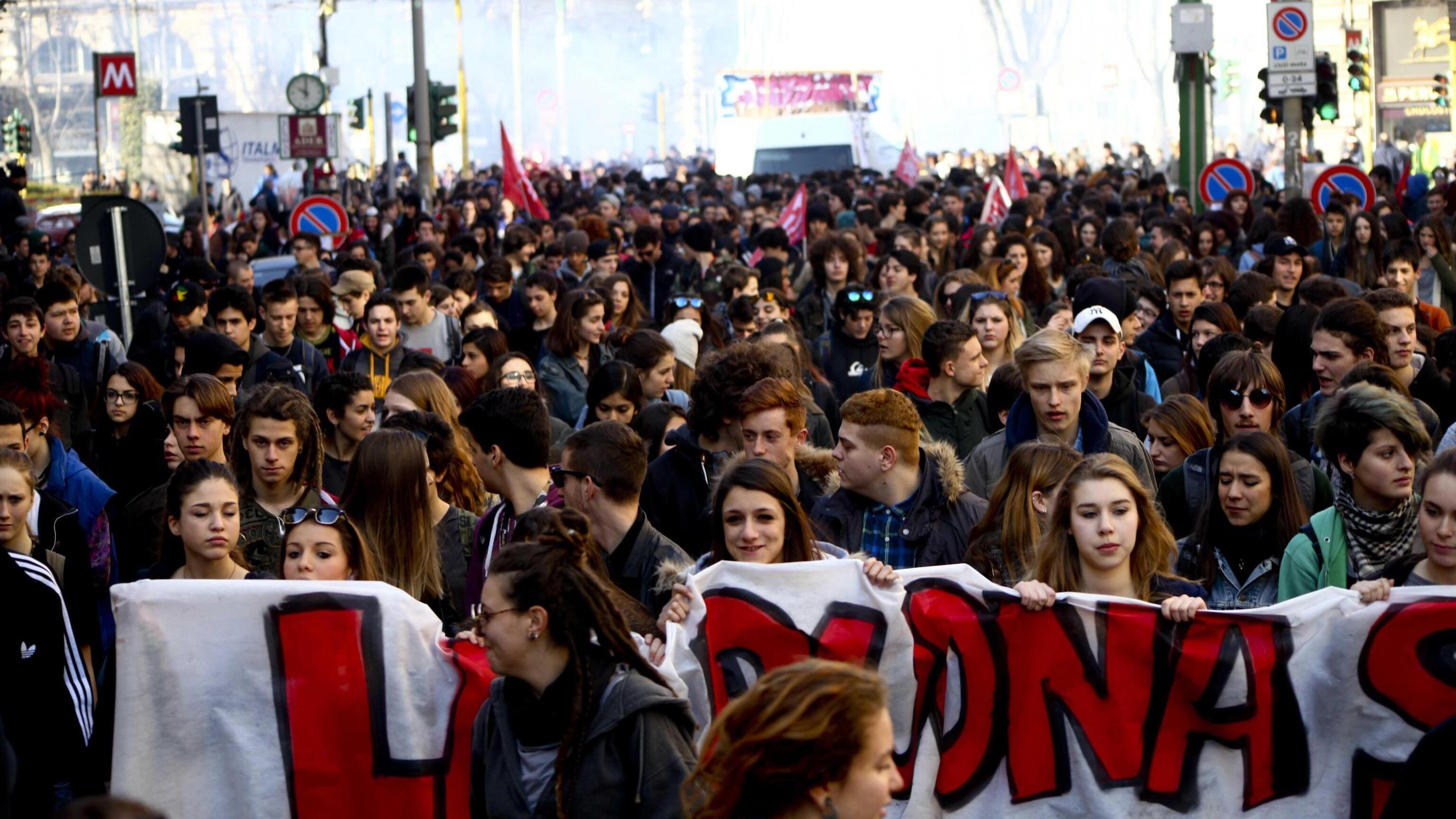 Ecco la «buona scuola» Vernice ed estintori contro Expo e polizia