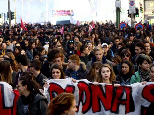 Ecco la «buona scuola» Vernice ed estintori contro Expo e polizia