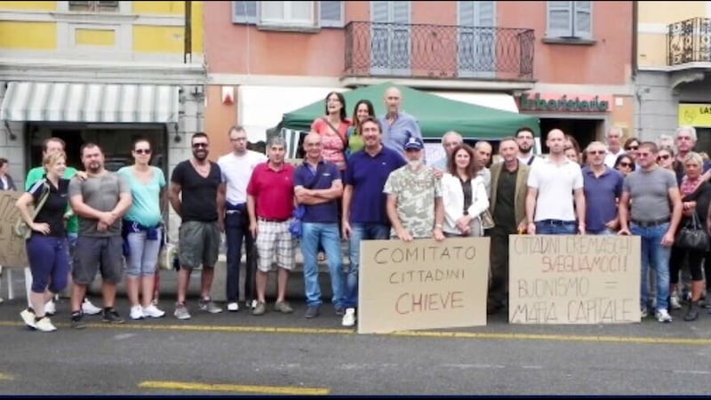 Gli immigrati si tagliano i capelli fuori dall'ascensore e i cittadini protestano 6