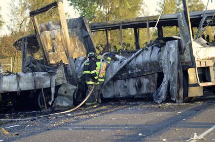 USA, scontro fra tir e bus, morti 9 studenti, almeno 32 feriti 1