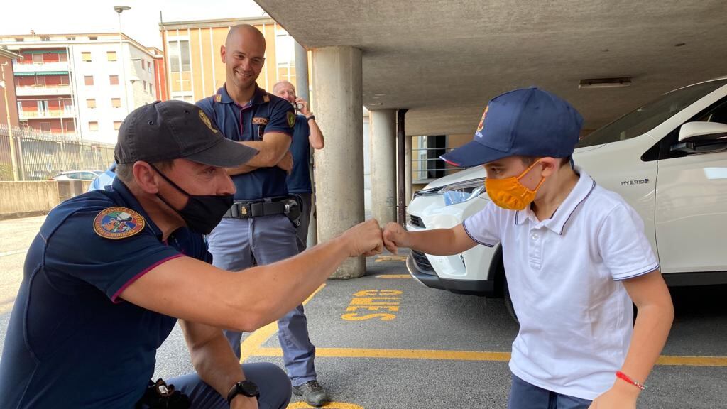 Il gesto dei poliziotti che commuove tutti