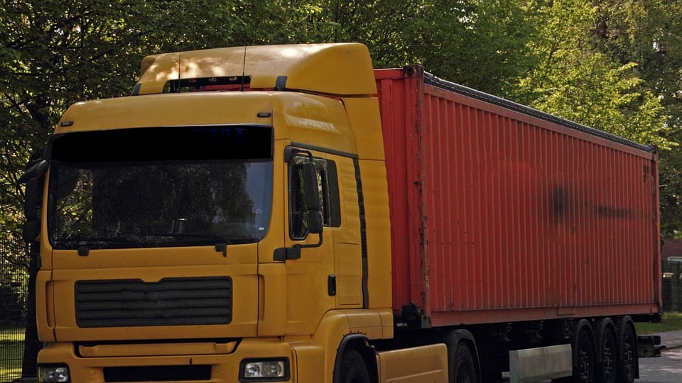 Senegalese investe camionista e fugge: non aveva neanche la patente