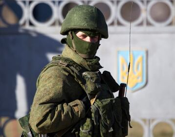 Uomini armati di guardia alla base di Pervalnoye 8