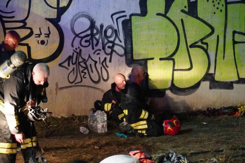 Bus sfonda la recinzione del cavalcavia, precipita sui cavi dell'elettricità e prende fuoco. Vittime e tantissimi feriti 3