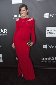 Milla Jovovich, mamma social contro i paparazzi 26