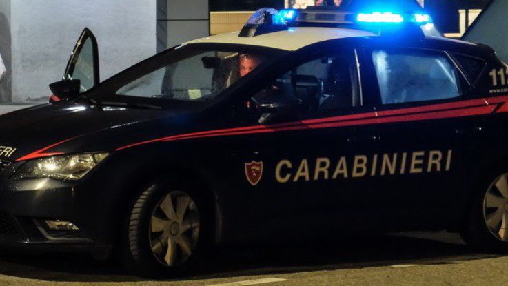 Ruba gioielli, li indossa e posta foto su Facebook: denunciata colf romena