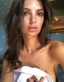 Emily Ratajkowski, scollatura hot su Instagram 11