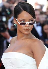 Rihanna, tatuaggi e smeraldi sul red carpet di Cannes 1