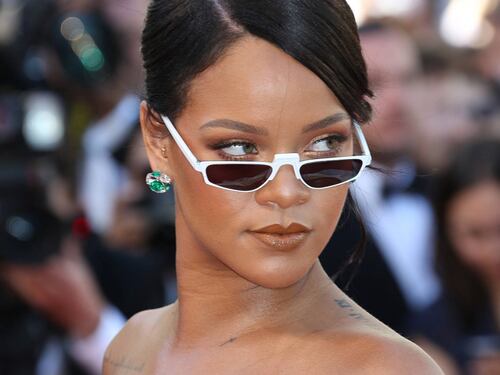 Rihanna, tatuaggi e smeraldi sul red carpet di Cannes