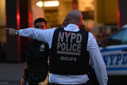 New York, l'intervento di poliziotti e medici dopo l'assalto nel grattacielo 2