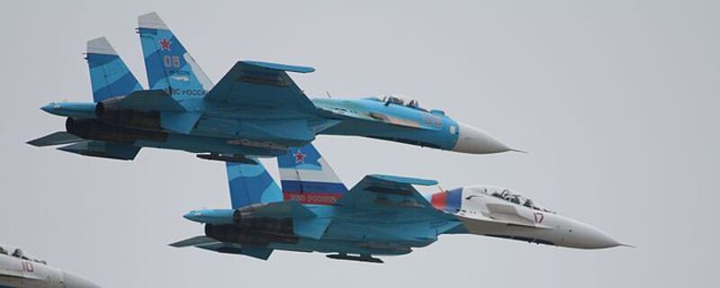 Foto di repertorio di due caccia russi Sukhoi-27
