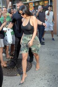 Kim Kardashian e Kendall Jenner, seno in mostra 8