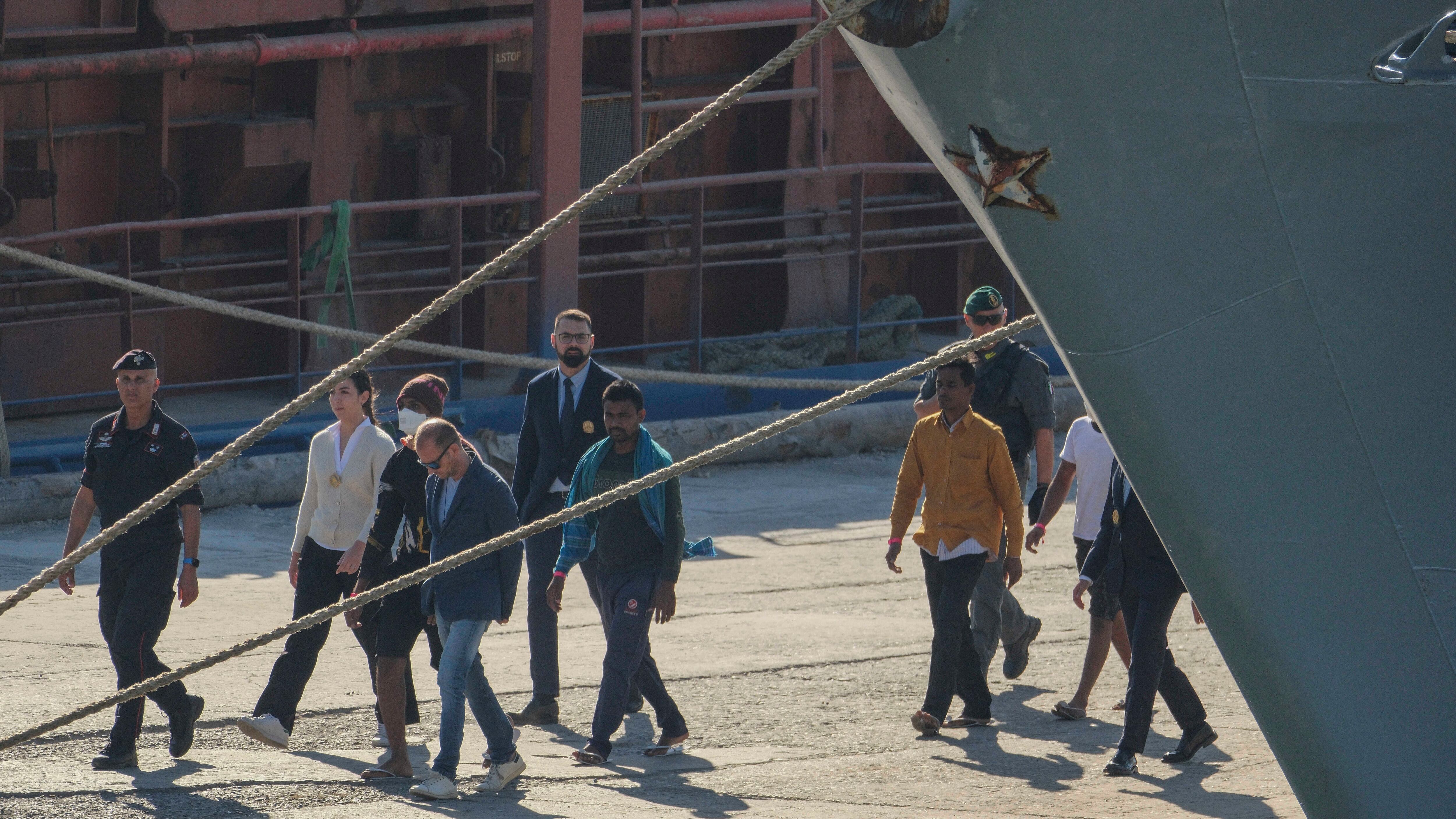 Migranti, nave Libra in porto in Albania: l'Europa studia il protocollo, le Ong vanno all'attacco
