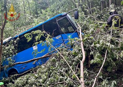 Scuolabus con 20 ragazzi a bordo finisce fuori strada: ci sono feriti