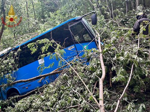 Scuolabus esce fuori strada a Pontremoli: 5 feriti, grave l'autista