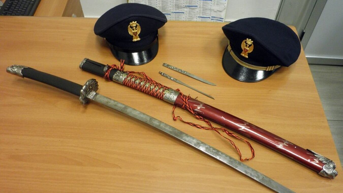 "Sono un highlander" e minaccia i carabinieri con una katana: aggressione choc a Torino