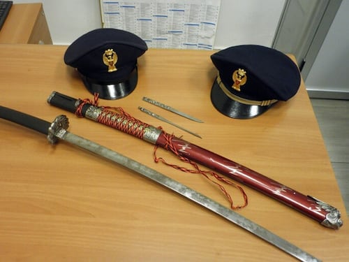 "Sono un highlander" e minaccia i carabinieri con una katana: aggressione choc a Torino
