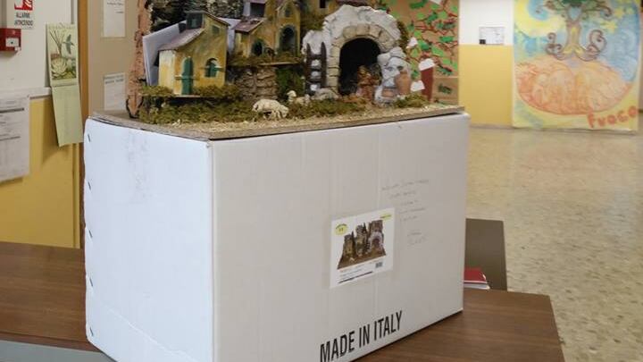 Regala un presepe alla scuola: "La dirigenza lo ha rifiutato"