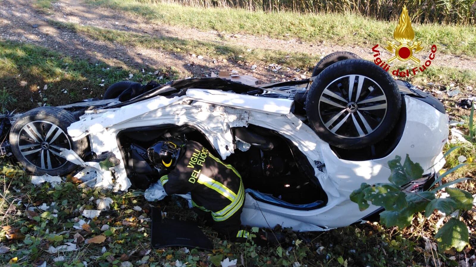Venezia, fidanzati si schiantano in auto: ragazza morta sul colpo