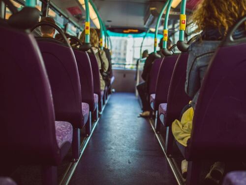 "Non voglio rifare il biglietto". E il marocchino aggredisce l'autista del bus
