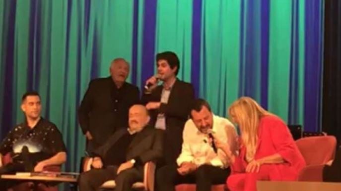 Salvini canta da Costanzo. E il pubblico lo applaude: "Ci vuole coraggio"