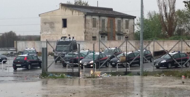 Roma,maxi blitz dei carabinieri nel campo rom di via di Salone: sequestrati droga, auto e furgoni 2