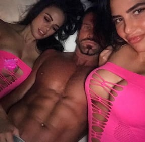 Travers Beynon con le sue ragazze sexy 4