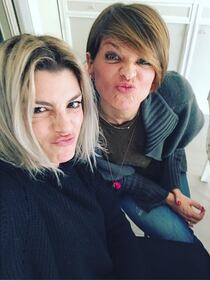 Emma Marrone, sexy in calze a rete 28