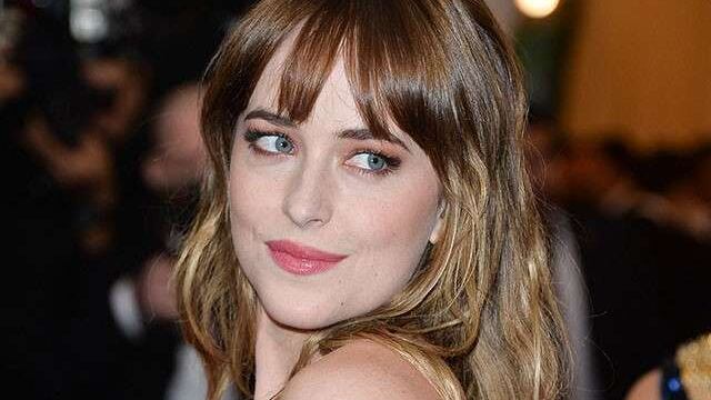 Dakota Johnson: un tatuaggio svela la storia d’amore con Chris Martin?