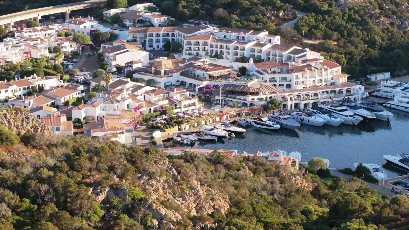 IYO evade da Milano e va in Costa Smeralda