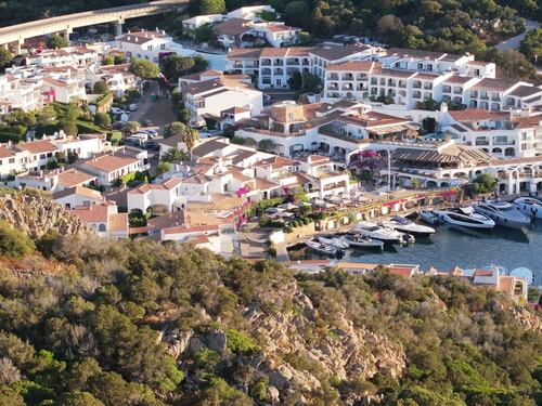 IYO evade da Milano e va in Costa Smeralda