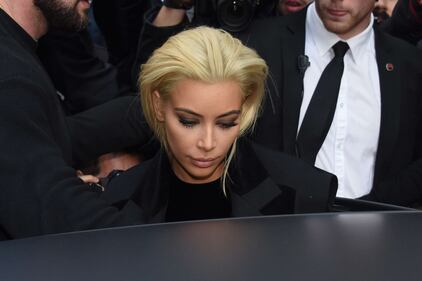 Kardashian cambia look: caschetto biondo platino 8
