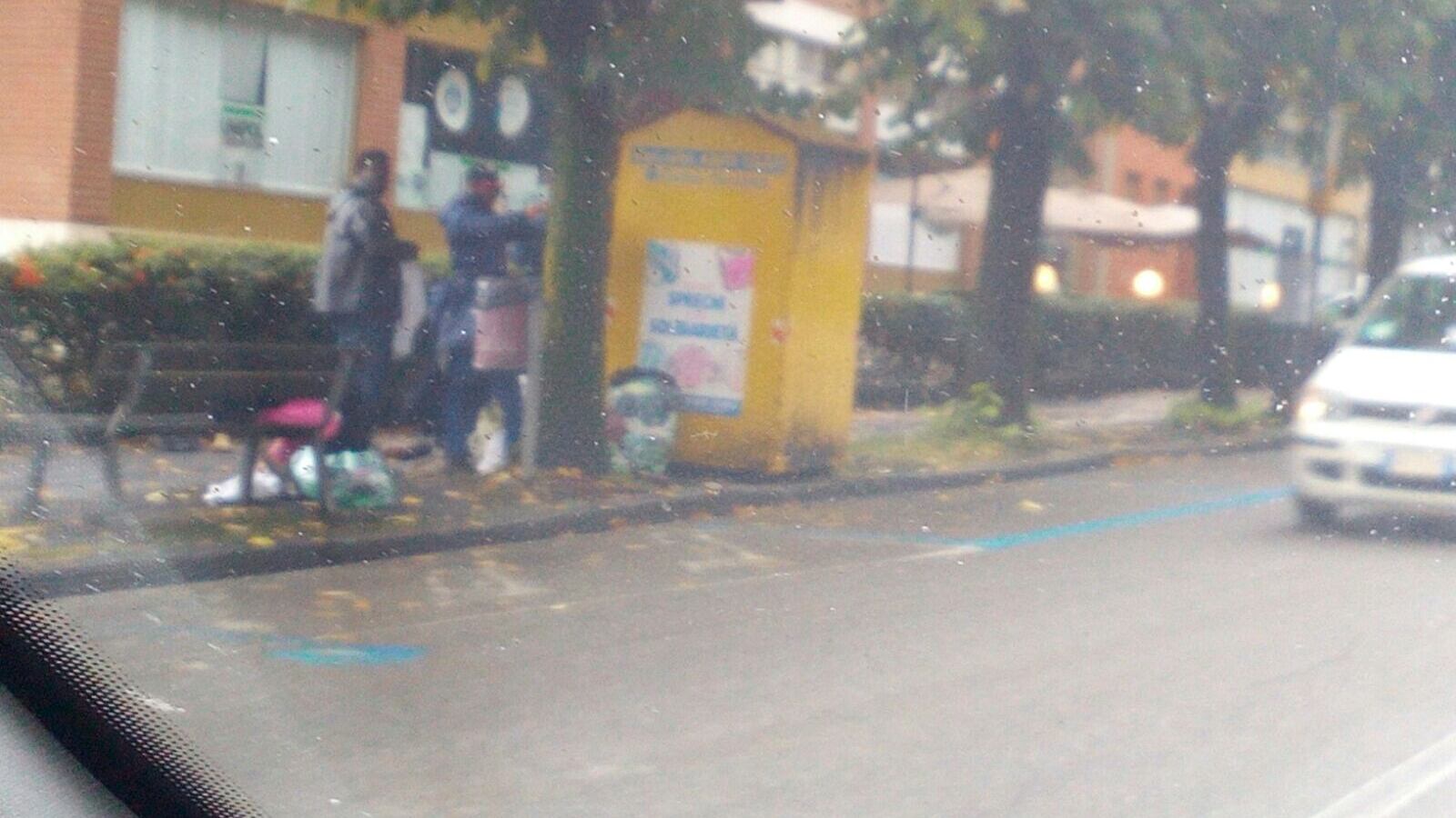 Profughi in rivolta: rubano ai poveri e gettano il cibo: "Portateci la pizza"