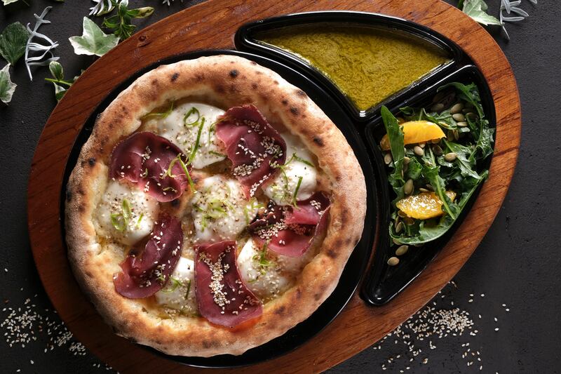 Una pizza del menu funzionale: il dressing aggiuntivo serve per garantire l'equilibrio nutrizionale con i carboidrati