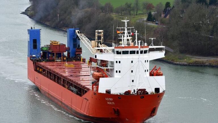 Missili cinesi, armi libiche e rotta fantasma: il mistero della nave russa al largo dell'Europa