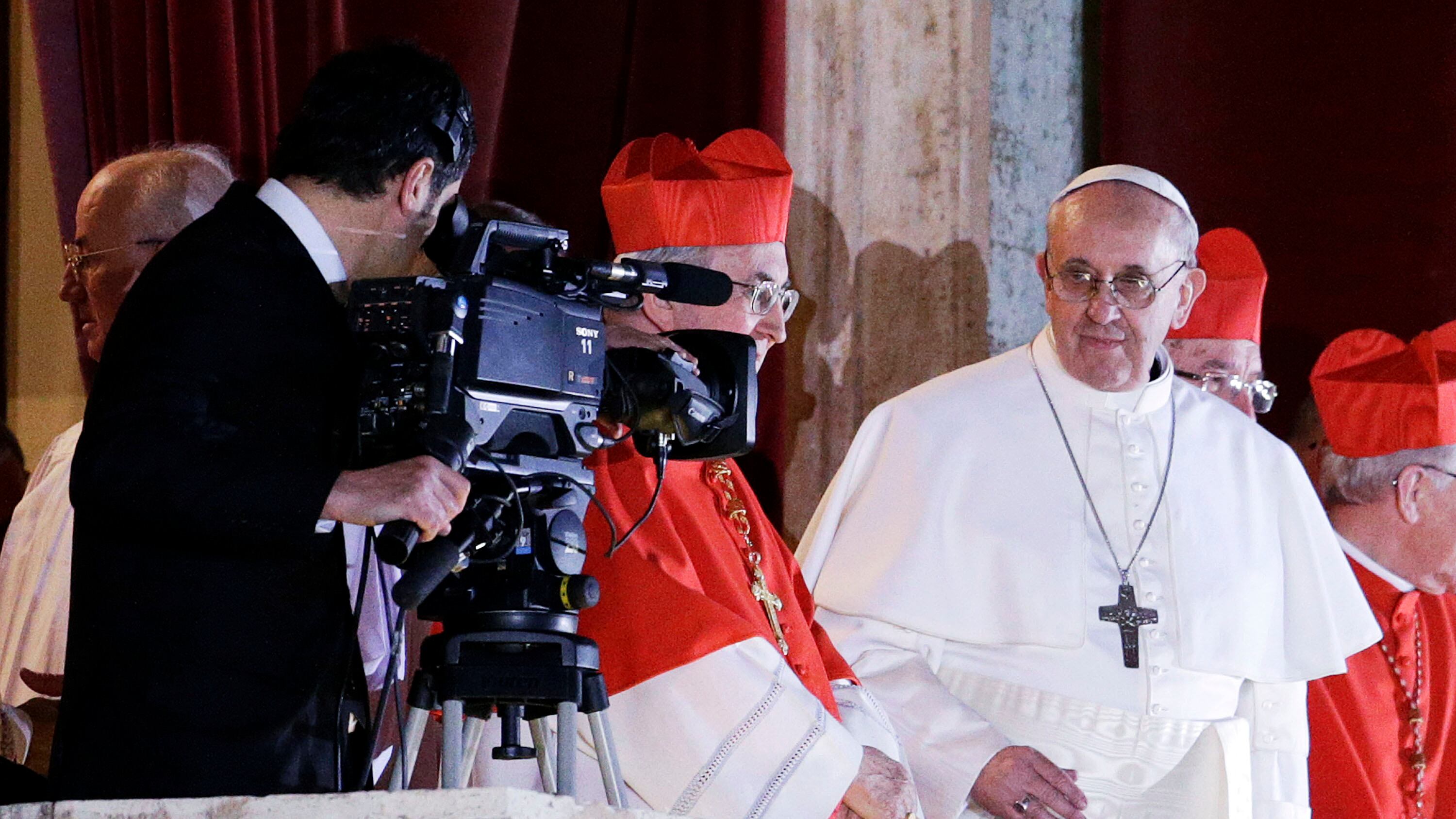Papa Francesco: "Internet dono di Dio se offre incontro e solidarietà"