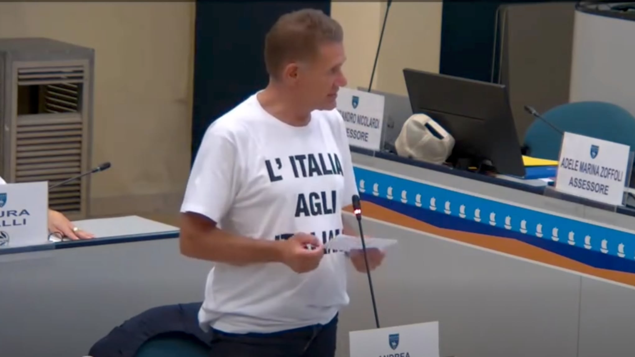 “L’Italia agli italiani”. La maglia dei consiglieri fa esplodere il sindaco dem: “Inaccettabile”