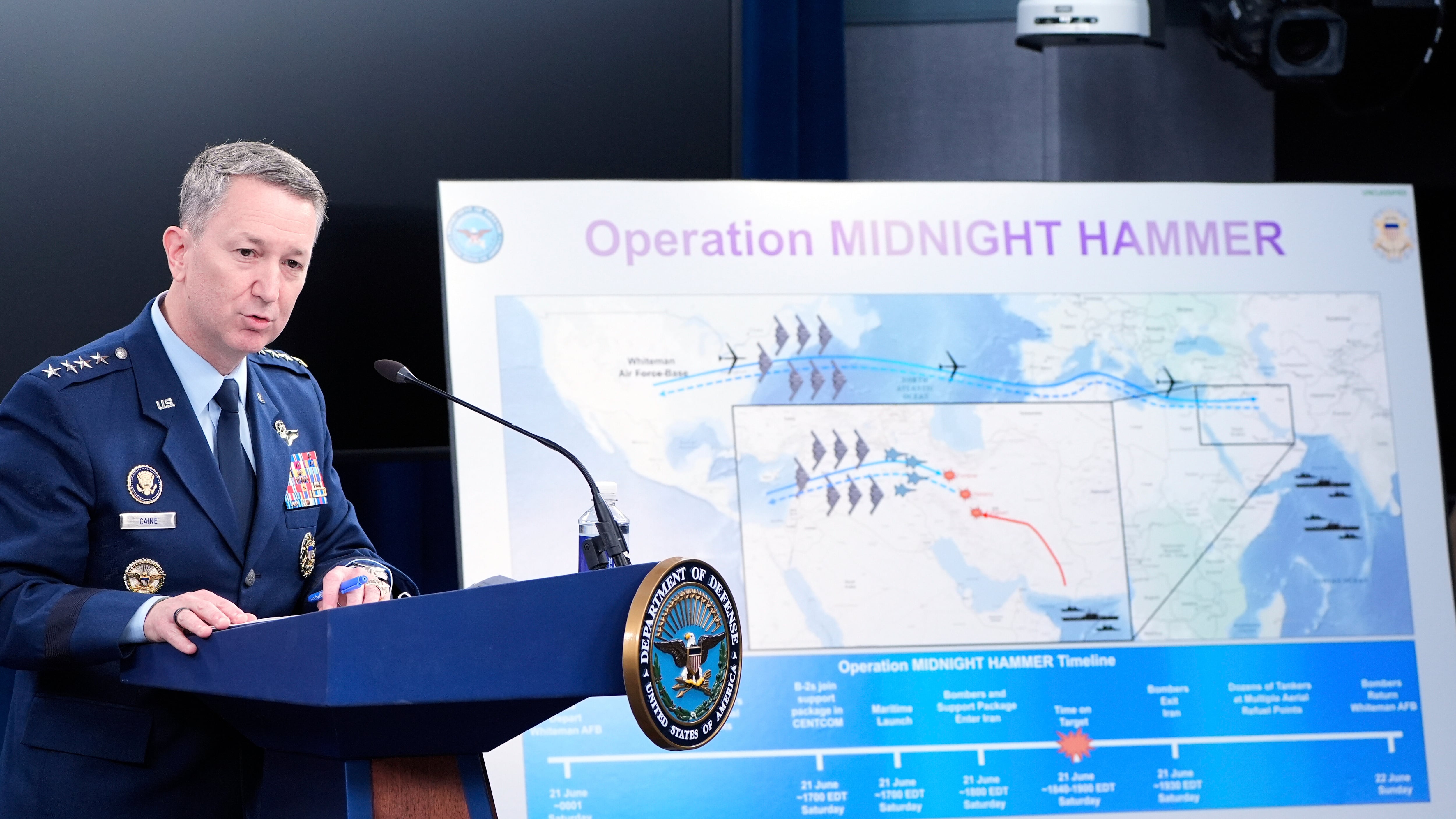"Martello di mezzanotte". L'America attacca l'Iran. Teheran: "Basi Usa saranno obiettivo legittimo". Trump: "Perché non un cambio di regime?" | Diretta