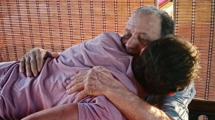 Grave lutto per Gianni Sperti, morto il padre. L'addio su Instagram