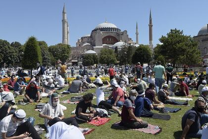 Islamici radunati attorno a Santa Sofia 2