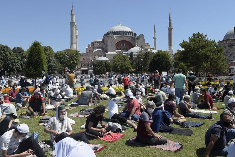 Islamici radunati attorno a Santa Sofia 2