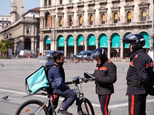 "Rider sfruttati e minacciati". Giudice sequestra Uber Eats