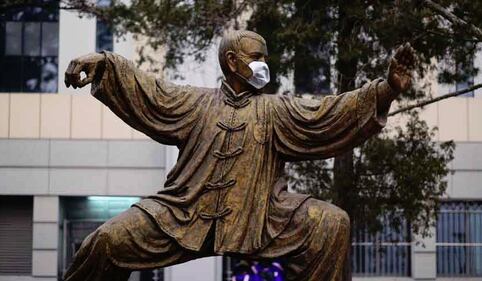 Pechino protesta: maschere anti-smog sulle statue 6
